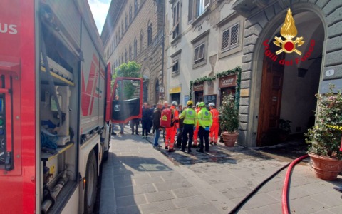 Incendio in centro a Firenze, scooter elettrico in fiamme e Palazzo Medici Riccardi evacuato