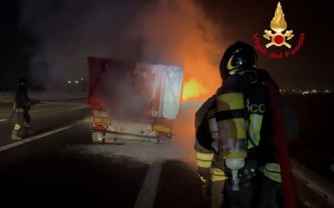 Incendio su A1, container in fiamme tra Scandicci e Peretola