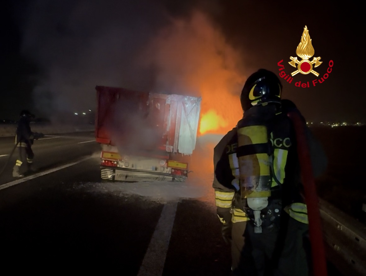Incendio su A1, container in fiamme tra Scandicci e Peretola