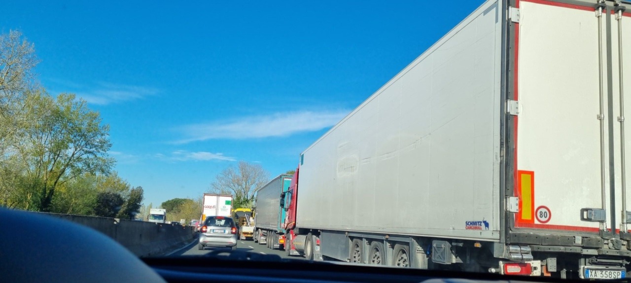 Quattro incidenti sulla Fi Pi Li, traffico bloccato