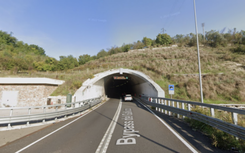 Scontro tra auto nella galleria Poggio Secco: tre persone ferite nel by pass del Galluzzo