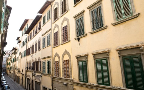 Turista statunitense lancia rifiuti da un Airbnb, scoppia la polemica