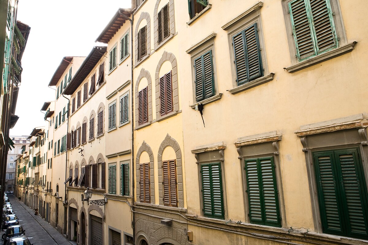 Turista statunitense lancia rifiuti da un Airbnb, scoppia la polemica