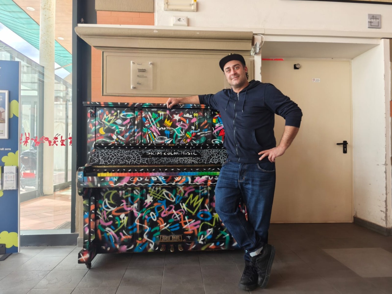 Un pianoforte colorato di Skim accoglie i piccoli pazienti del Meyer