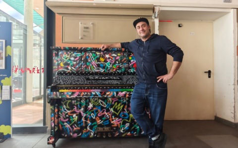 Un pianoforte colorato di Skim accoglie i piccoli pazienti del Meyer