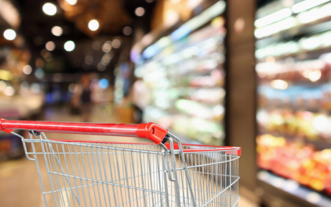 Aggressione al supermercato: un uomo arrestato per taccheggio e violenza