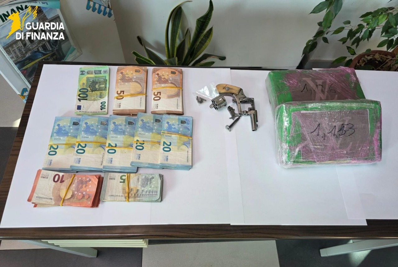 Cocaina, 10mila euro e pistola: due arresti nel Pisano