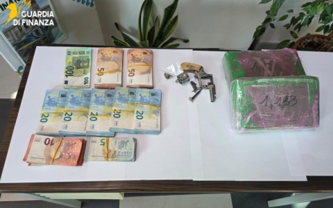 Cocaina, 10mila euro e pistola: due arresti nel Pisano