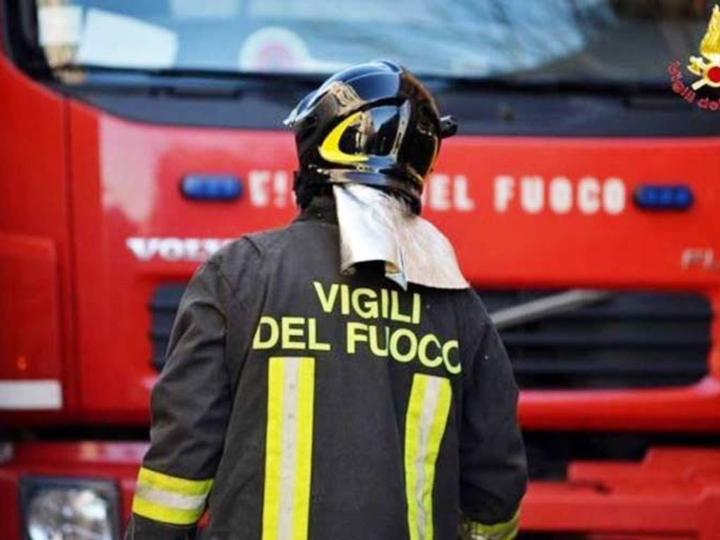 Empoli, cadono tegole da un edificio in ristrutturazione