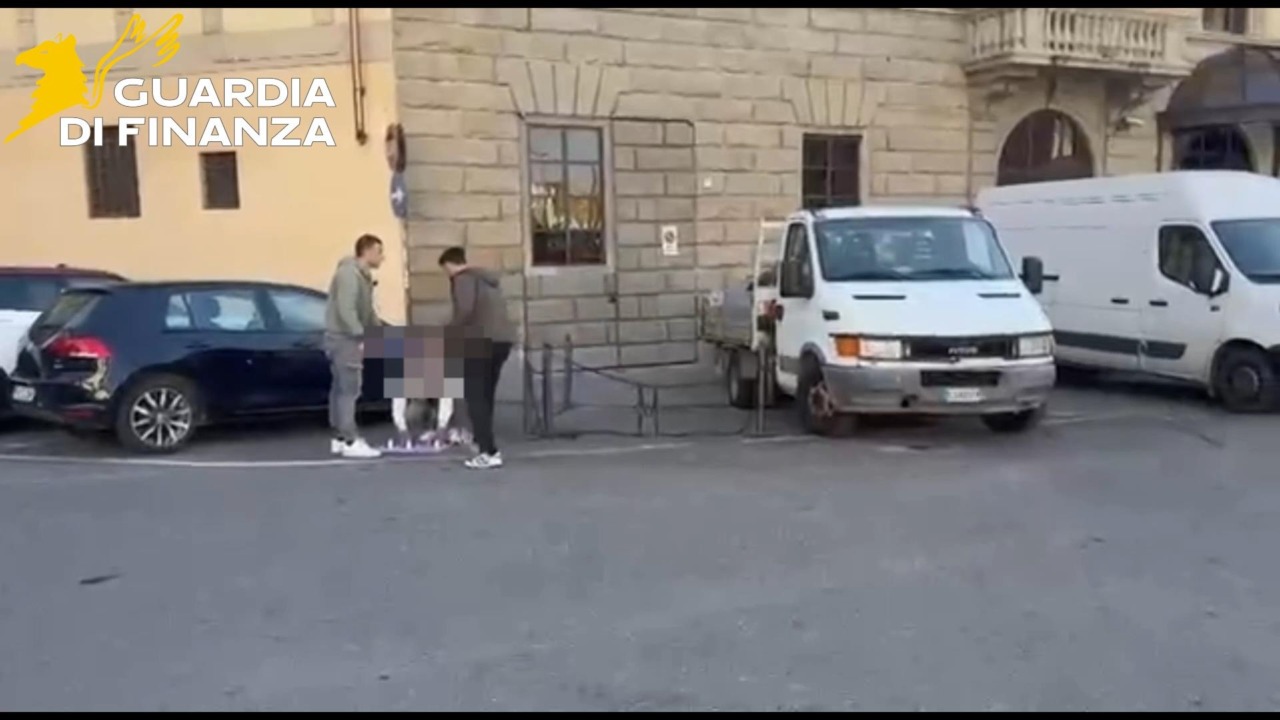 Firenze, fermato il “gioco delle tre carte”: cinque denunce e due provvedimenti di allontanamento