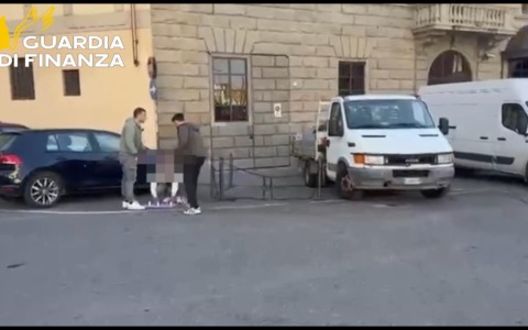 Firenze, fermato il “gioco delle tre carte”: cinque denunce e due provvedimenti di allontanamento