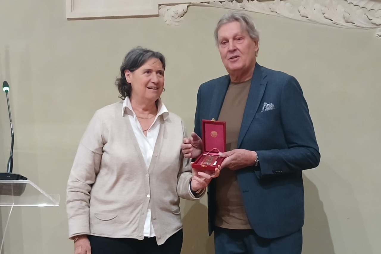 Gianni De Magistris riceve il Gonfalone d’argento per i suoi trionfi nella pallanuoto