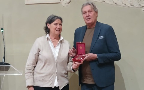 Gianni De Magistris riceve il Gonfalone d’argento per i suoi trionfi nella pallanuoto