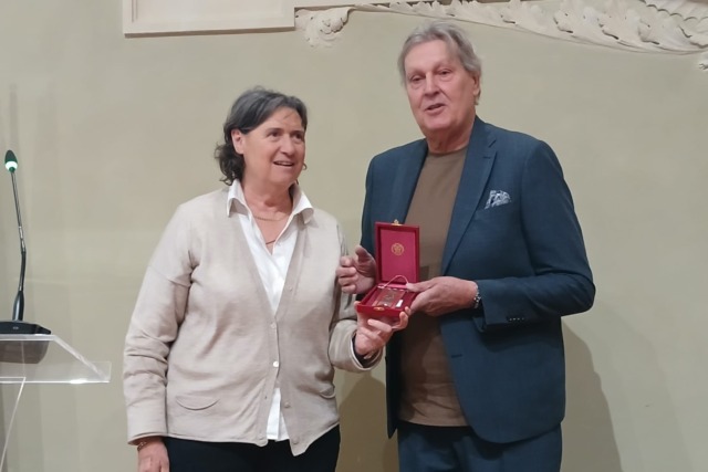 Gianni De Magistris riceve il Gonfalone d’argento per i suoi trionfi nella pallanuoto