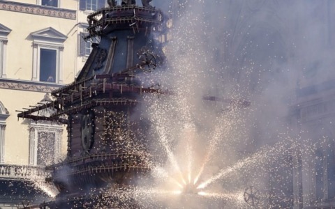 Il volo della colombina e lo scoppio del carro