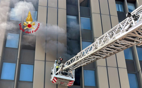 Incendio in un edificio occupato da senzatetto a Sesto Fiorentino