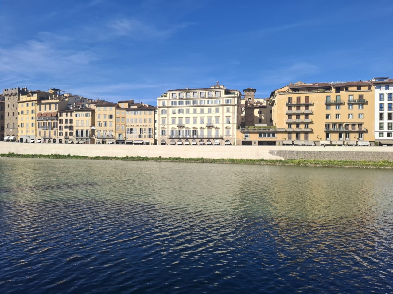 Intonaco bianco sul Lungarno Acciaiuoli: le opposizioni chiedono il ripristino delle pietre a vista