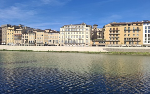 Intonaco bianco sul Lungarno Acciaiuoli: le opposizioni chiedono il ripristino delle pietre a vista