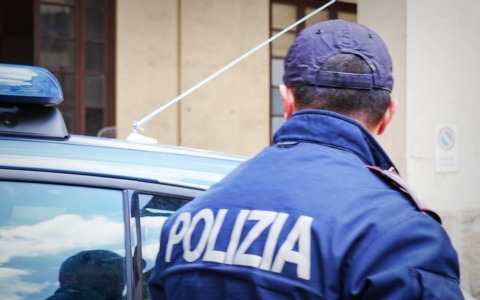 Rapina in gioielleria a Novoli: uomo armato si allontana con oltre 45mila euro