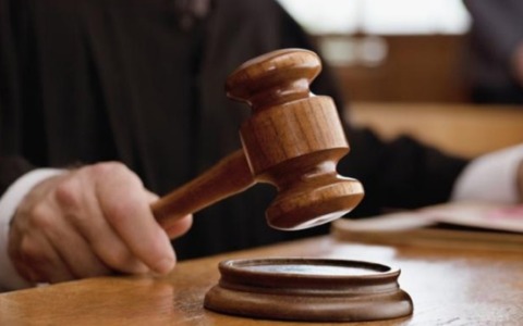 Un uomo a processo per revenge porn dopo aver ripreso l’ex moglie con un altro