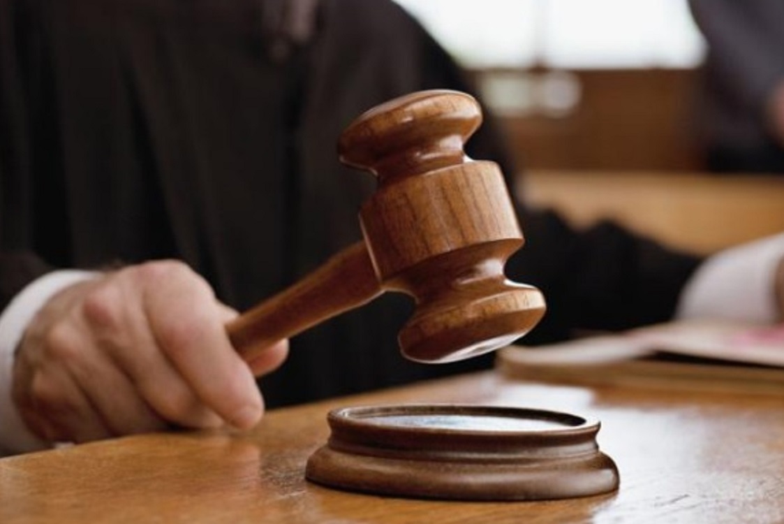 Un uomo a processo per revenge porn dopo aver ripreso l’ex moglie con un altro