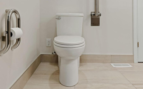 Cattivi odori scarichi bagno: 7 cause che non immagini e come risolverle una volta per tutte